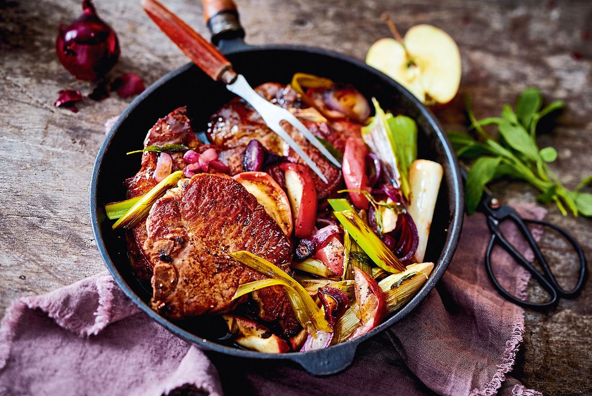 Koteletts auf Apfel-Zwiebel-Gemüse Rezept