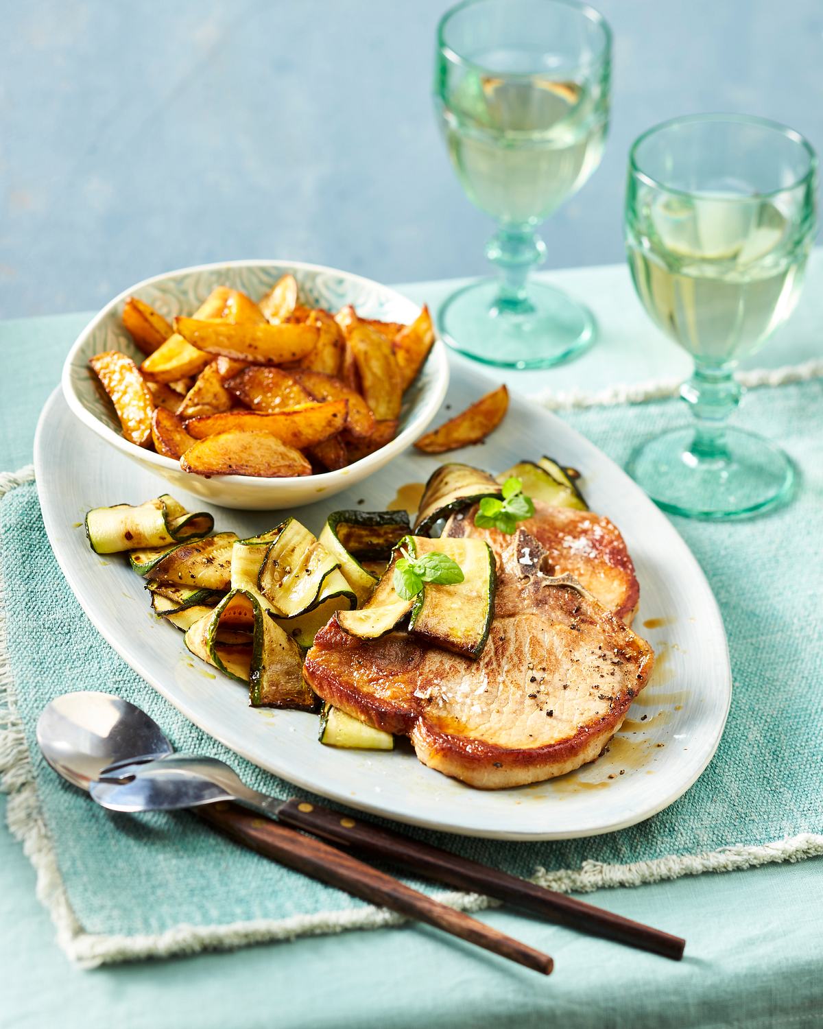 Koteletts zu Zucchini und Kartoffelspalten Rezept