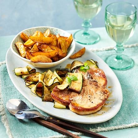 Koteletts zu Zucchini und Kartoffelspalten Rezept