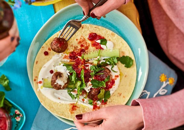 Köttbullar-Ŧajitas mit Scandi-Salsa Rezept