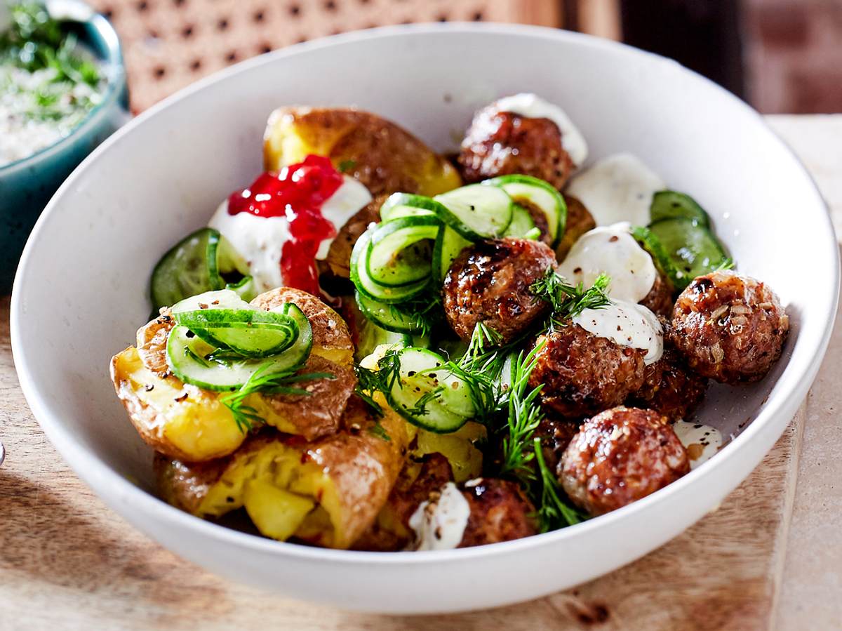 Köttbullar aus dem Ofen mit Smashed Potatoes Rezept