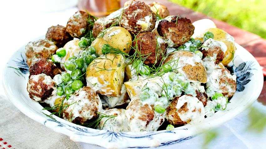 Köttbullar-Kartoffelsalat Rezept - Foto: House of Food / Bauer Food Experts KG