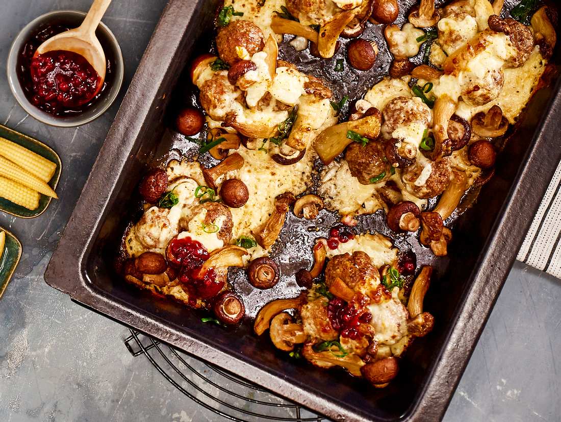Köttbullar-XXL-Blech mit Preiselbeer-Relish Rezept | LECKER