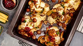 Köttbullar-XXL-Blech mit Preiselbeer-Relish Rezept - Foto: LECKER @ Bauer Media Group