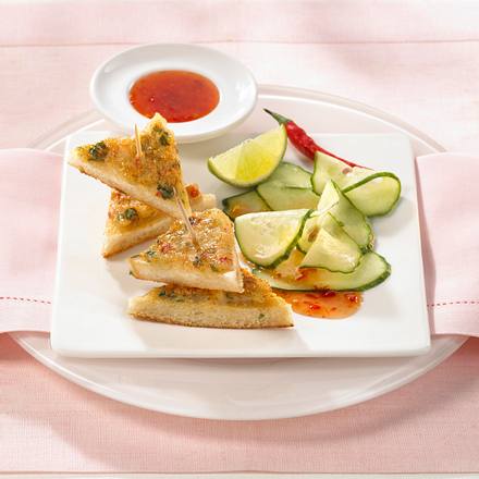 Krabben-Croûtons auf Spießen mit Gurkensalat Rezept Krabben-Croûtons auf Spießen mit Gurkensalat Rezept