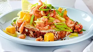 Krabbensalat auf Schwarzbrot Rezept - Foto: LECKER @ Bauer Media Group Krabbensalat auf Schwarzbrot Rezept - Foto: LECKER @ Bauer Media Group