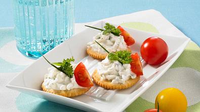 Kräcker mit Kräuter-Quark und Kirschtomaten Rezept - Foto: LECKER @ Bauer Media Group