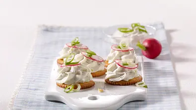 Kräcker mit Kräutercreme Rezept - Foto: LECKER @ Bauer Media Group