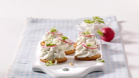 Kräcker mit Kräutercreme Rezept - Foto: House of Food / Bauer Food Experts KG