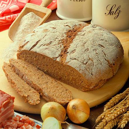 Kräftiges Speck-Zwiebelbrot Rezept Kräftiges Speck-Zwiebelbrot Rezept