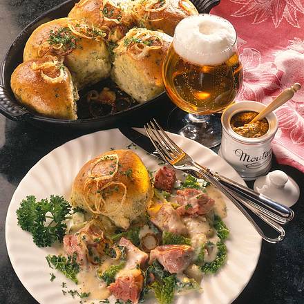Kräuter-Buchteln mit Eisbein-Ragout Rezept