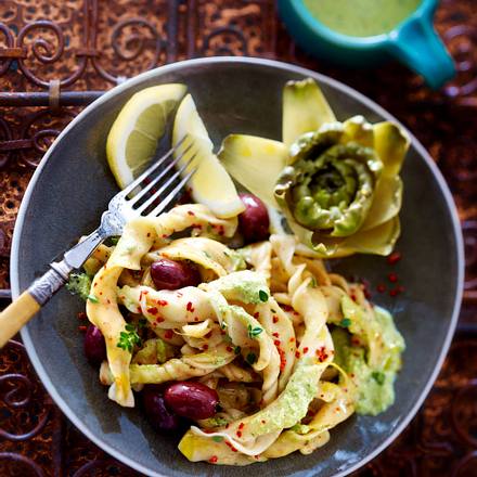 Kräuter-Chili-Nudeln mit Baby-Artischocken, Oliven und Zitrone Rezept Kräuter-Chili-Nudeln mit Baby-Artischocken, Oliven und Zitrone Rezept