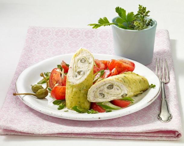 Kräuter-Crêpe-Röllchen mit Forellencreme und Tomatensalat Rezept Kräuter-Crêpe-Röllchen mit Forellencreme und Tomatensalat Rezept