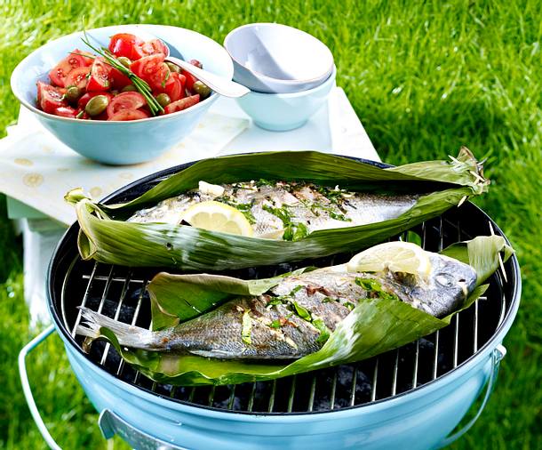 Kräuter-Dorade vom Grill zu Tomaten-Oliven-Salat Rezept Kräuter-Dorade vom Grill zu Tomaten-Oliven-Salat Rezept