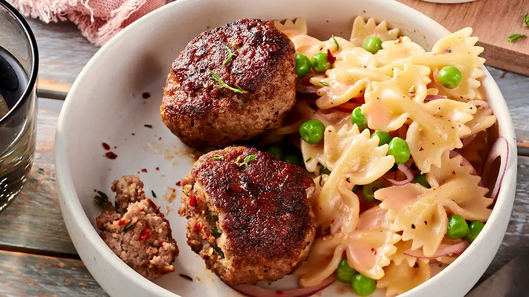 Kräuter-Frikadellen zu Nudelsalat fürs Büro Rezept - Foto: LECKER @ Bauer Media Group