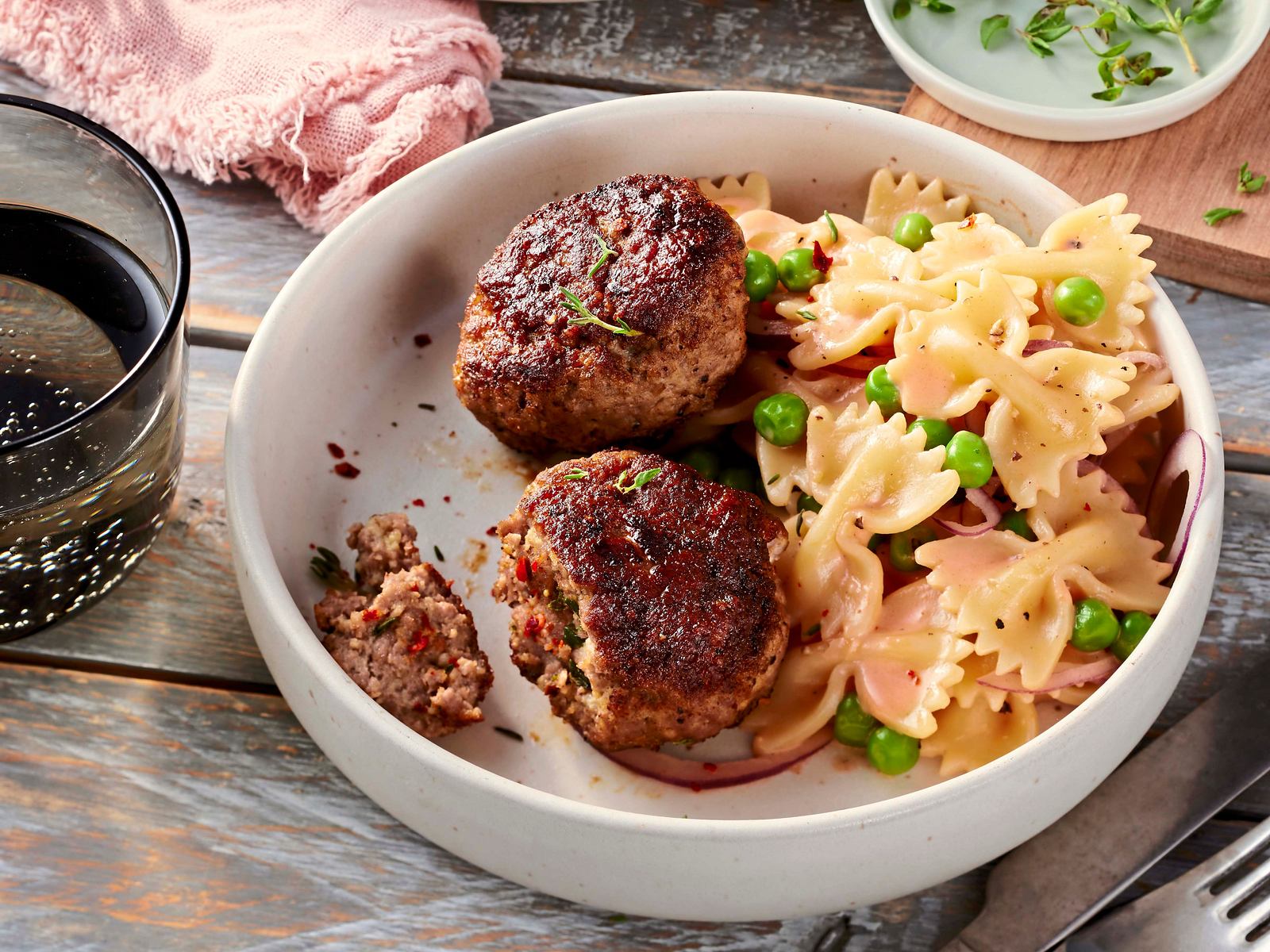 Kräuter-Frikadellen zu Nudelsalat fürs Büro Rezept | LECKER