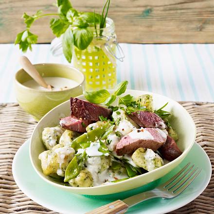 Kräuter-Gnocchi mit Gorgonzolasoße, Rinderfilet und Zuckerschoten Rezept Kräuter-Gnocchi mit Gorgonzolasoße, Rinderfilet und Zuckerschoten Rezept