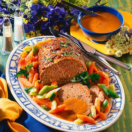 Kräuter-Hackbraten mit Möhren-Lauchzwiebel-Gemüse Rezept Kräuter-Hackbraten mit Möhren-Lauchzwiebel-Gemüse Rezept