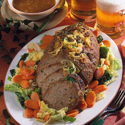 Kräuter-Hackbraten unter Zwiebelkruste Rezept Kräuter-Hackbraten unter Zwiebelkruste Rezept