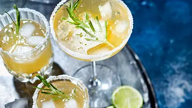 Kräuter-Ingwer-Margarita mit Eiswürfeln und Rosmarinzweig in drei unterschiedlichen Gläsern - Foto: LECKER @ Bauer Media Group