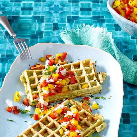 Kräuter-Käsewaffel mit Paprikasalat Rezept Kräuter-Käsewaffel mit Paprikasalat Rezept