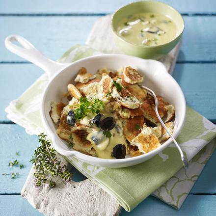 Kräuter-Kaiser-Schmarrn mit Knoblauch-Oliven-Dip Rezept Kräuter-Kaiser-Schmarrn mit Knoblauch-Oliven-Dip Rezept