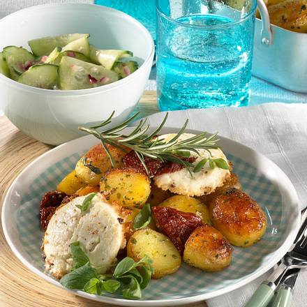 Kräuter-Kartoffelpfanne mit Gurkensalat Rezept Kräuter-Kartoffelpfanne mit Gurkensalat Rezept