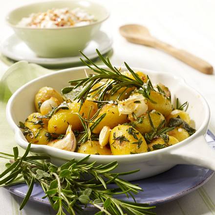 Kräuter-Kartoffelpfanne mit Schmandcreme Rezept Kräuter-Kartoffelpfanne mit Schmandcreme Rezept