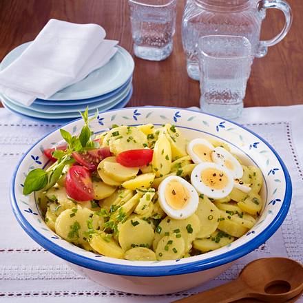 Kräuter-Kartoffelsalat mit Kerbel, Schnittlauch und Majoran Rezept Kräuter-Kartoffelsalat mit Kerbel, Schnittlauch und Majoran Rezept