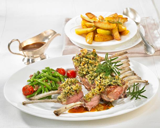 Kräuter-Lammrücken mit Bohnen Rezept Kräuter-Lammrücken mit Bohnen Rezept