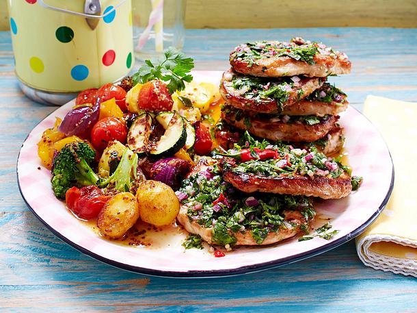 Kräuter-Limetten-Schnitzel mit lauwarmem Röstgemüse-Salat Rezept Kräuter-Limetten-Schnitzel mit lauwarmem Röstgemüse-Salat Rezept