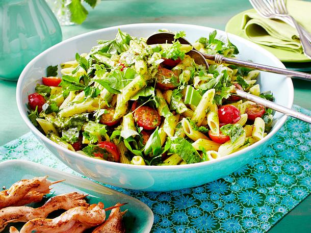 Kräuter-Nudelsalat mit Hähnchen-Spießen Rezept Kräuter-Nudelsalat mit Hähnchen-Spießen Rezept