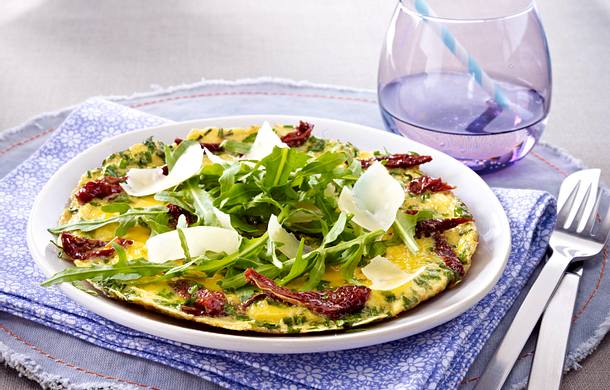 Kräuter-Omelett mit getrockneten Tomaten, Rauke und Parmesan Rezept Kräuter-Omelett mit getrockneten Tomaten, Rauke und Parmesan Rezept