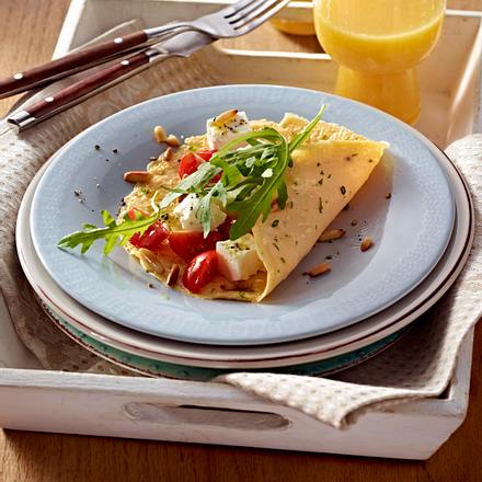 Kräuter-Omelett mit Tomaten, Rauke und Schafskäse Rezept Kräuter-Omelett mit Tomaten, Rauke und Schafskäse Rezept