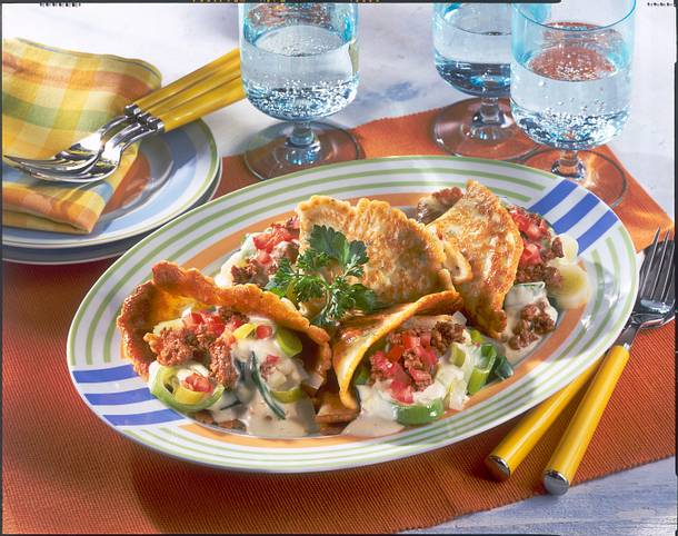 Kräuter-Pfannkuchen mit Hacksoße gefüllt Rezept Kräuter-Pfannkuchen mit Hacksoße gefüllt Rezept