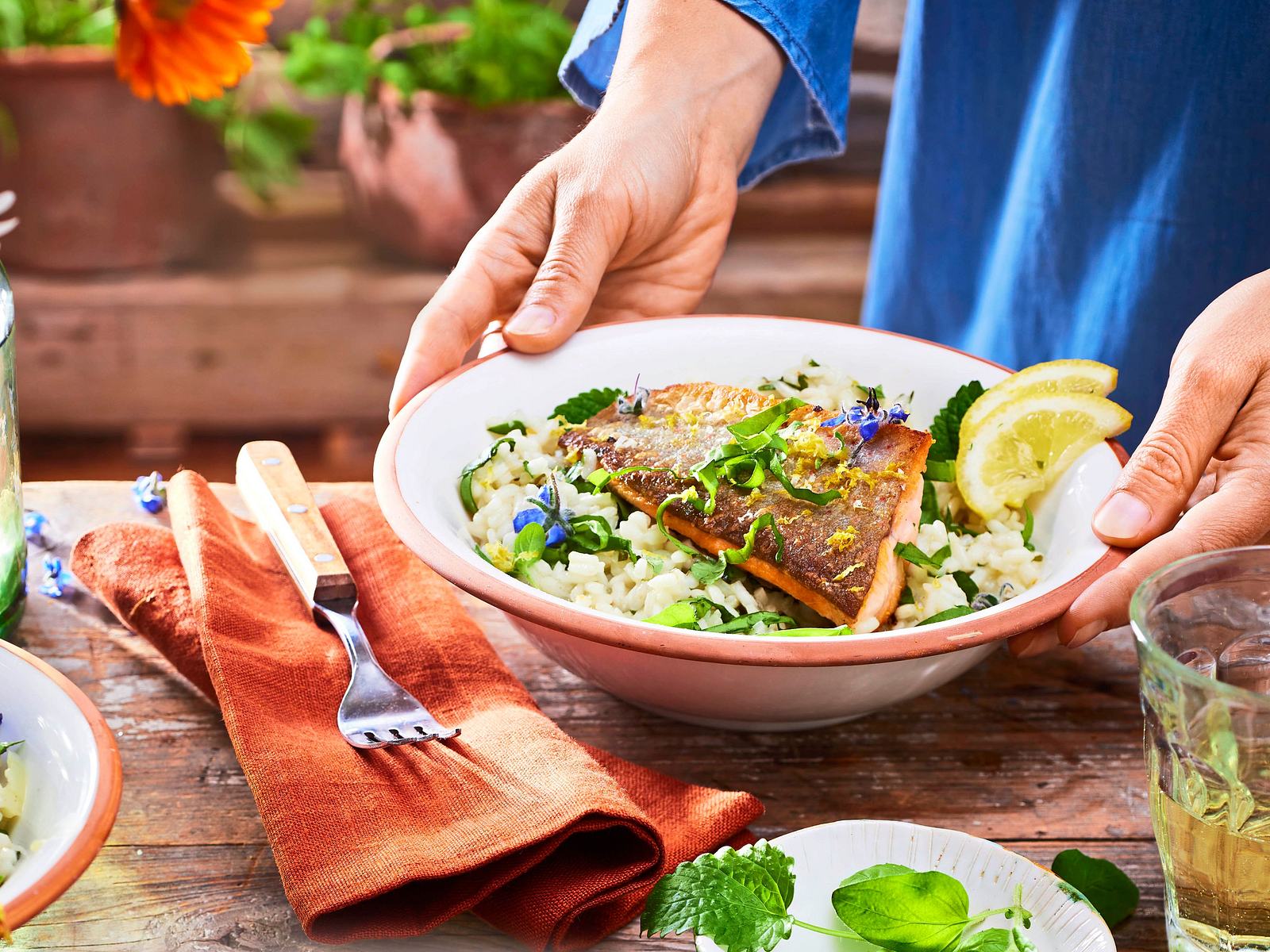 Kräuter-Risotto mit gebratenem Saibling Rezept | LECKER