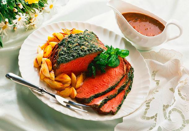 Kräuter-Roastbeef mit gerösteten Kartoffeln und Zwiebeln Rezept