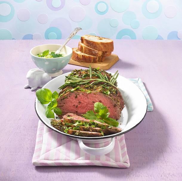 Kräuter-Roastbeef mit grüner Joghurtsoße Rezept Kräuter-Roastbeef mit grüner Joghurtsoße Rezept