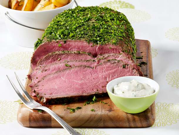 Kräuter-Roastbeef mit Rosmarinkartoffeln und Remoulade Rezept Kräuter-Roastbeef mit Rosmarinkartoffeln und Remoulade Rezept