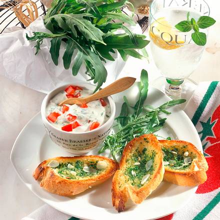 Kräuter-Röstbrot mit Dip Rezept Kräuter-Röstbrot mit Dip Rezept