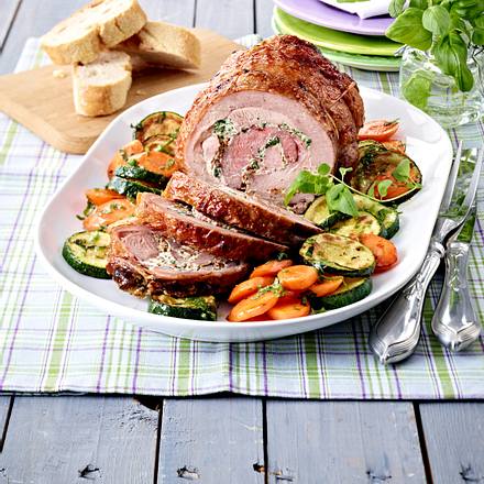 Kräuter-Rollbraten mit Möhren-Zucchini-Gemüse Rezept Kräuter-Rollbraten mit Möhren-Zucchini-Gemüse Rezept