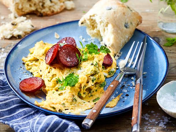 Kräuter-Rührei mit Kabanossi Rezept Kräuter-Rührei mit Kabanossi Rezept