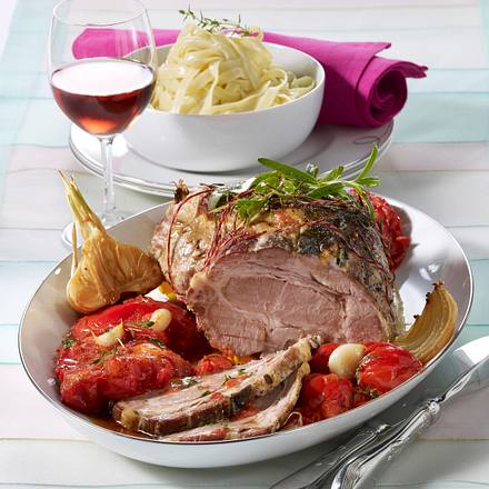 Kräuter-Schweinebraten mit geschmorten Tomaten Rezept Kräuter-Schweinebraten mit geschmorten Tomaten Rezept