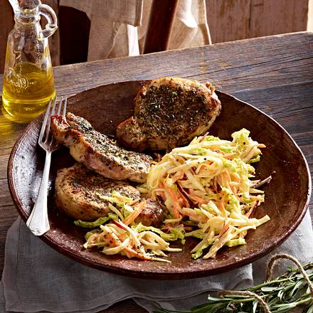 Kräuter-Schweinesteaks mit Möhren-Selleriesalat Rezept