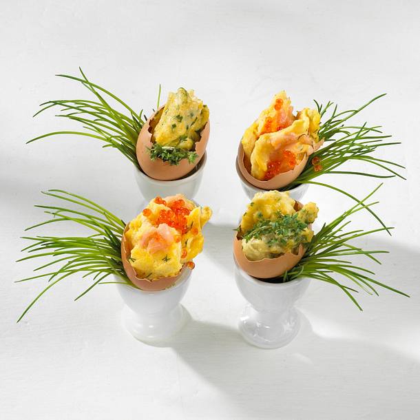 Kräuter- und Lachs-Rührei in Eierschalen angerichtet Rezept Kräuter- und Lachs-Rührei in Eierschalen angerichtet Rezept