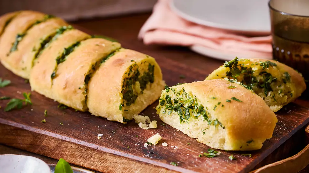Kräuterbaguette selber machen Rezept - Foto: LECKER @ Bauer Media Group Kräuterbaguette selber machen Rezept - Foto: LECKER @ Bauer Media Group
