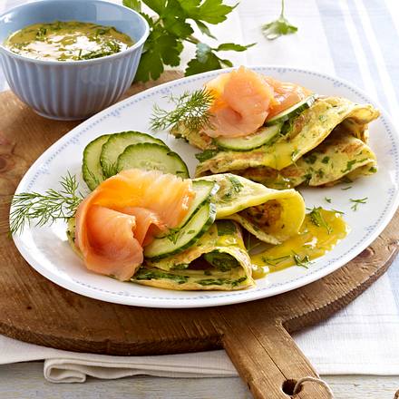 Kräutercrêpes mit Lachs und Honigsoße Rezept Kräutercrêpes mit Lachs und Honigsoße Rezept