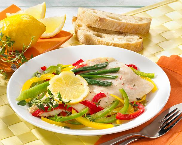 Kräuterfisch auf Paprikastreifen Rezept Kräuterfisch auf Paprikastreifen Rezept