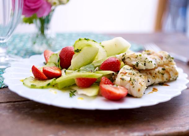 Kräuterfisch mit Erdbeer-Gurken-Salat Rezept Kräuterfisch mit Erdbeer-Gurken-Salat Rezept