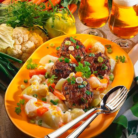 Kräuterfrikadellen mit Gemüse-Ragout Rezept Kräuterfrikadellen mit Gemüse-Ragout Rezept